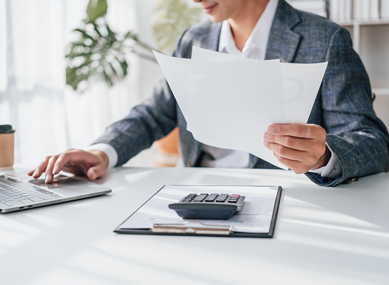 cadre travaillant à son bureau